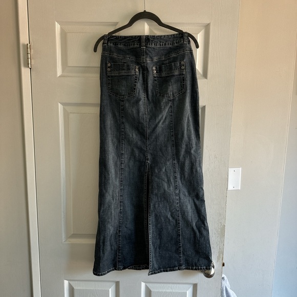 CONTRAST denim maxi skirt size 2-6 (25-26”). Thrifted from a vintage consignment - Picture 2 of 2